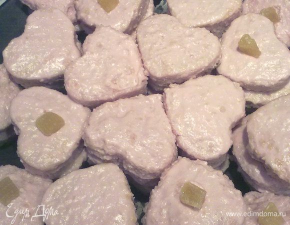 Сначала я выкладывала по всему блюду, потом укладывала новые сердечки поверх  первого слоя, но в виде пирамидки, оставляя по бокам по одному. Так до тех пор, пока сердечки не закончатся. 