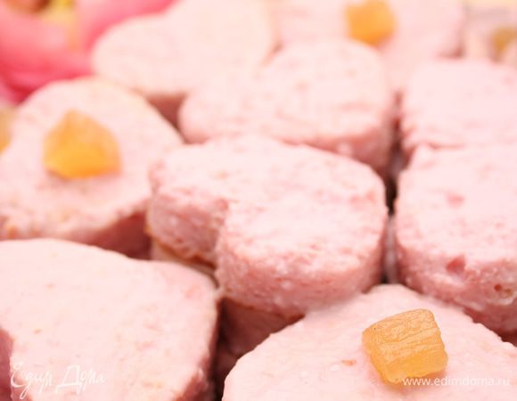 Через некоторое время, когда пропитка впитается в бисквит, верхние сердечки еще раз смазать йогуртом, чтобы добавить розового цвета. Я украсила сахарными ананасами :)