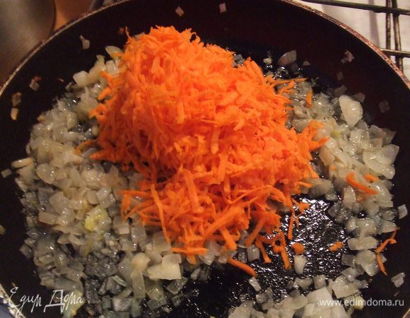 Лук нарезать кубиками, морковку натереть на терке и бланшировать в сковородке. 