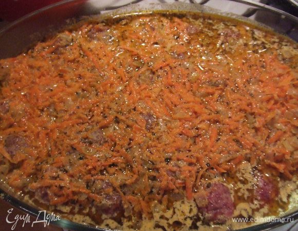 Выложить фрикадельки в форму для выпекания, и заправить овощной подливой.  