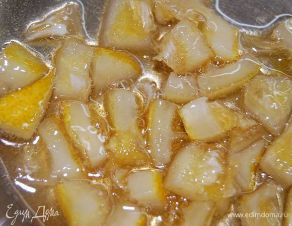 Для соуса в небольшой кастрюльке смешаем джем, 2 ст. ложки воды, оставшийся мед и выжатый из лимона сок. Джем я приготовила из половины лимона,нарезав его вместе с цедрой небольшими кусочками, припустила в небольшом количестве воды,добавив затем сахар и немного свежего имбиря. Уваривала до состояния джема около 30 минут,затем измельчила в блендере.
