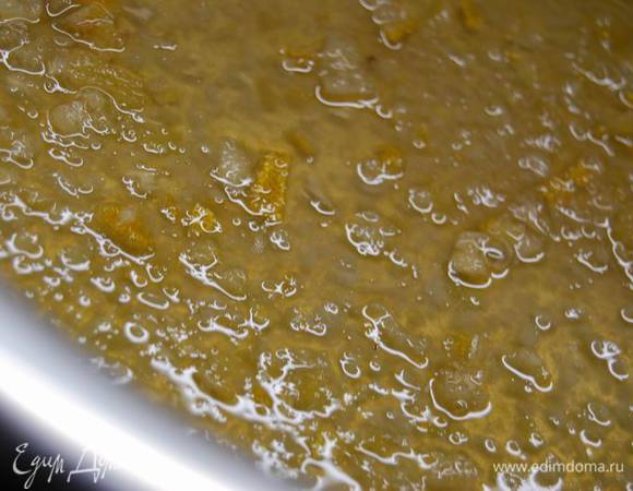 Доведем соус до кипения, снимем с огня, добавим мяту, перемешаем. 