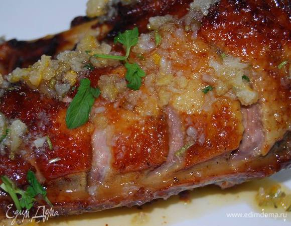 Подаем утку к столу, разрезав на куски и полив горячим мятным соусом.