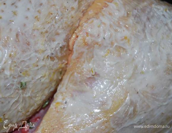 Наружную часть натрем солью,перцем,оставшимся сливочным маслом, особенно хорошо - грудку.