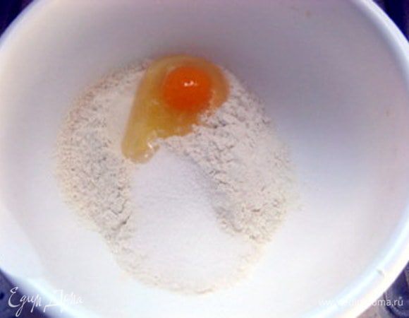 Взбить яйцa, просеять 200 гр муки, добавить столовую ложку  сахара и щепотку соли.