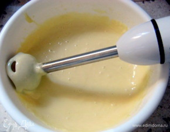 Влить  молоко и погружным блендером хорошо перемешать массу до однородности. 

Растопить на сковорде,на которой вы будете жарить блины, сливочное масло и влить его в тесто.
