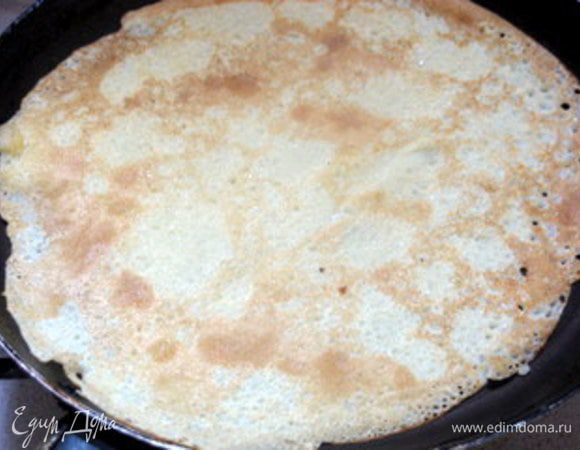 Выпекать блины на среднем огне около 1,5- 2 минут с одной стороны. Затем переворачивать и впекать с другой стороны, смазывая сковороду в промежутках сливочным маслом.