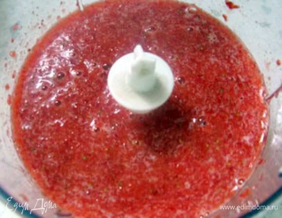 Для желе: замочить листовой желатин в холодной воде на 10 минут.
В блендере превратить 350 гр клубники с сахаром и ликёром в пюре.
