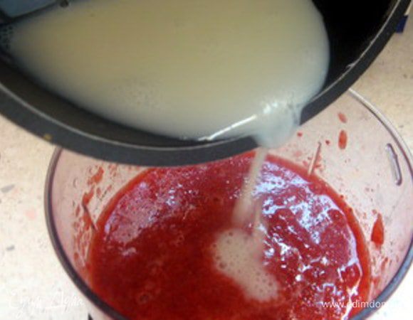 Растворить желатин в 40 мл тёплого молока и добавить молоко с желатином в блендер к клубнике. Убрать желе в холодильник, пока оно не начнёт густеть.

