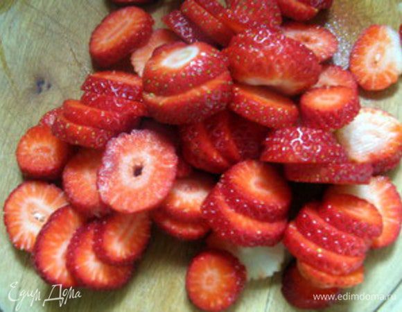 200 гр клубники нарезать на кружочки по 0,5 см.

