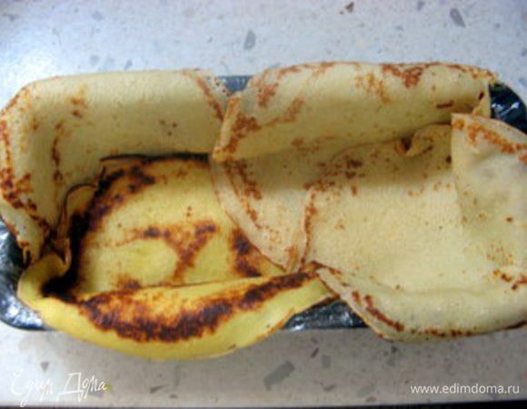 Форму для кекса накрыть целофаном. Выложить форму изнутри блинами. 

