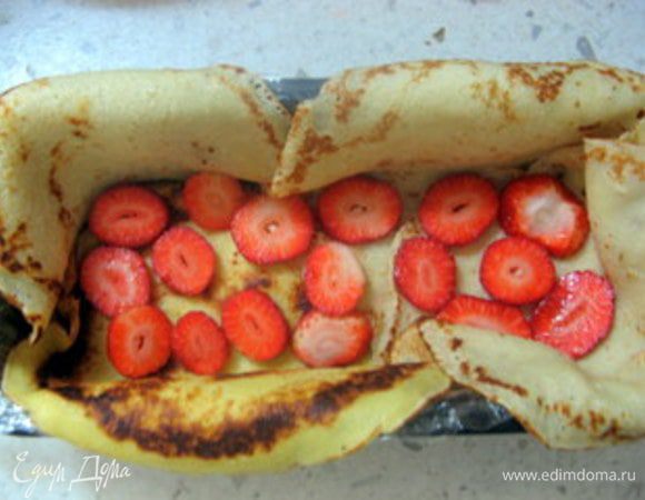 Теперь, чередую слои, выложить свежую клубнику, нарезанную на кружочки, 

