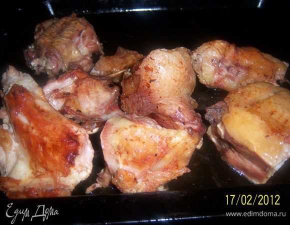 Мясо индейки отварить до полуготовности в подсоленой воде, снять пену, добавить очищенный лук и лавр.лист и варить 30-40мин. После мясо вынуть, посолить, положить на противень, подлить немного бульона и обжарить в духовке до готовности, время от времени поливая выделяющимся соком и поворачивая, чтоб птица зарумянилась со всех сторон. А бульон процедить.