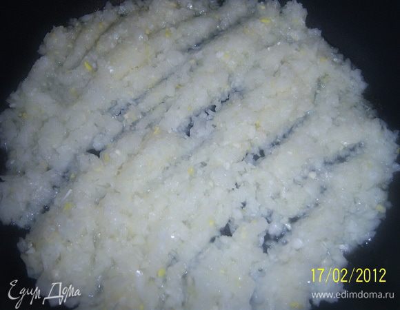 Лук почистить, мелко нарубить и обжарить на жире из индейки(снять с бульона). 