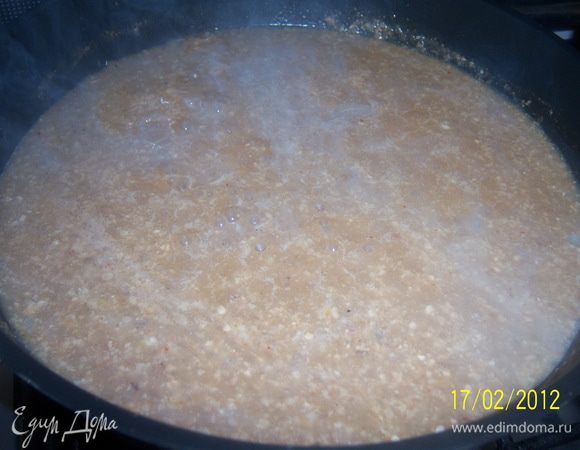 ...влить бульон и соеденить с подготовленным луком, всё потушить 15-20мин., а затем положить гвоздику, хмели-сунели, добавить уксус или гранатовый сок и прогреть на медленном огне 5-8мин.