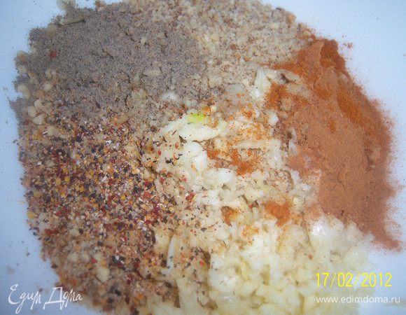 Истолочь грецкие орехи с чесноком, перцем, кориандром и солью.