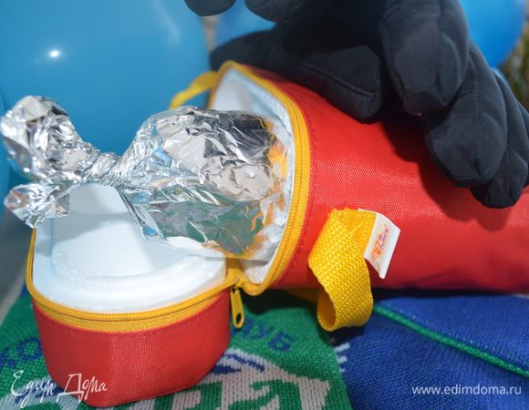 Рулеты положить под гриль, чтобы как следует, прогрелись, переложить в детский термос, его в рюкзак и вперед. МИР ВАМ.