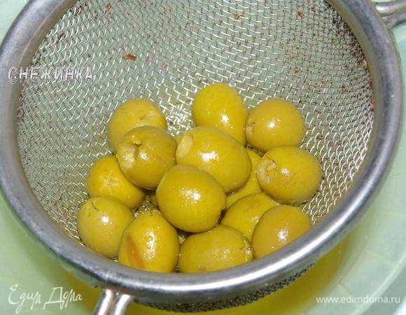 Оливки сцедить. 