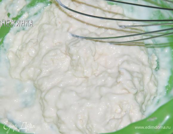 В муку вбить яйцо, помешивая венчиком, добавлять молоко, чтобы получилась густая масса.