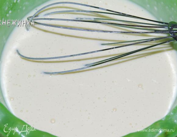 Затем влить оставшееся молоко. Хорошенько размешать венчиком. Таким образом Вы избежите образования комочков.