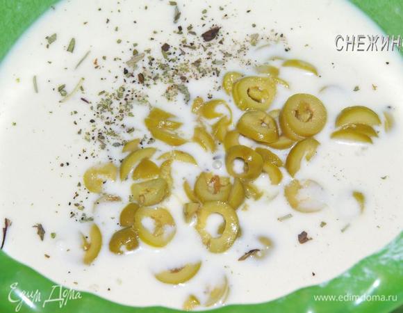 Добавить сухие травы и оливки, перемешать.