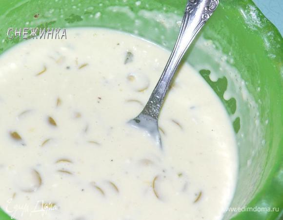 На сковороде слегка разогреть оливковое масло, вылить в тесто, перемешать. Получается вот такое тесто, жидковатое.