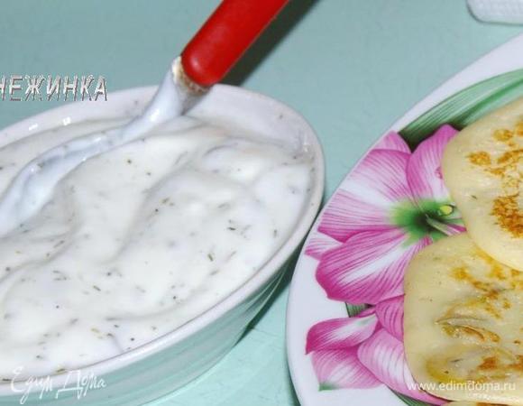 Для соуса смешиваем йогурт с травами, соком лимона и оливковым маслом, солим, сахарим по вкусу. 