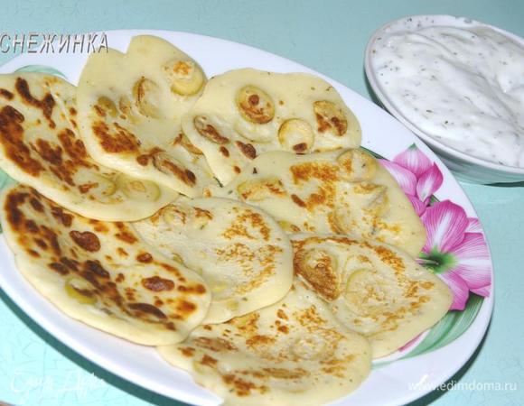 Теперь можно подавать блинчики, поливая соусом.