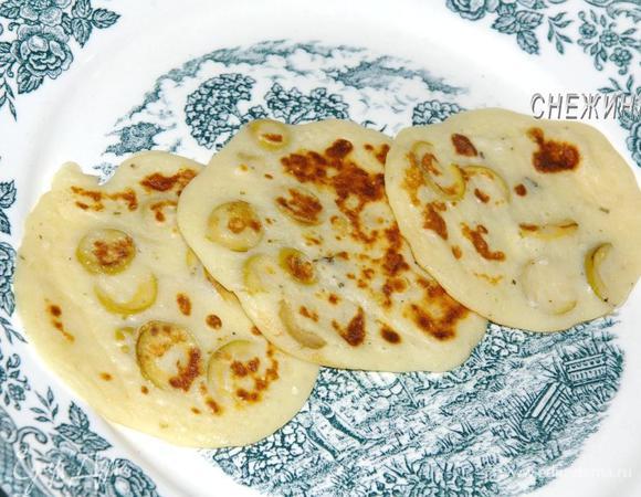 Я решила сформировать розы. А потом сама собой и возникла идея начинки. Для розочек кладем три блинчика внахлест.