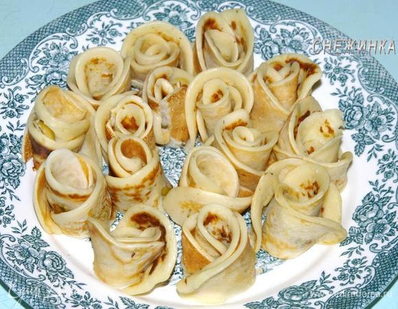 Так поступаем со всеми блинчиками. Формируем и ставим розочки на блюдо.