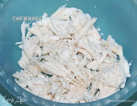 Приготовим начинку. Отварную курицу порвать на волокна. Количество будет зависеть от количества блинчиков.