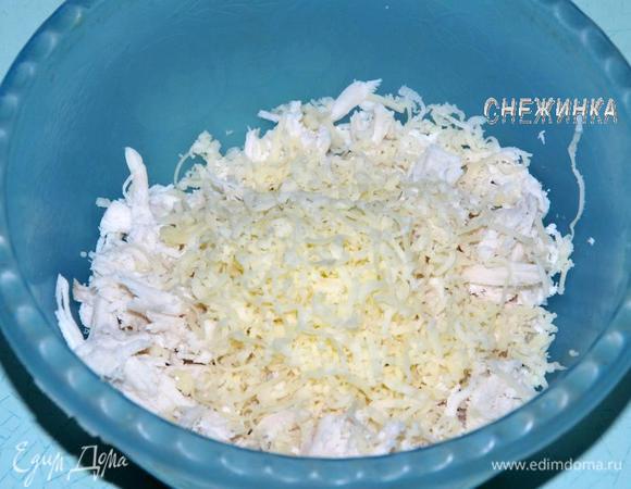 Добавить к ней натертый на сырной терке сыр по вкусу.