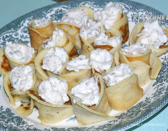 В центр розочек положить начинку. «Оливковые розы» готовы!))