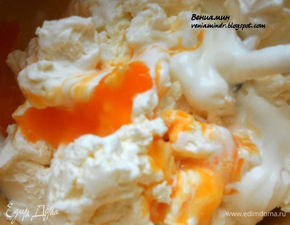 А также "чизкейк", название, конечно, условное. Для чего соединить творожный сыр/крем (не будем педантичными, это же не настоящий чизкейк, поэтому смело можно заменить филадельфию на более дешевый аналог), сметану и желток, хорошо взбить. Если сыр пресный - можно присолить. 