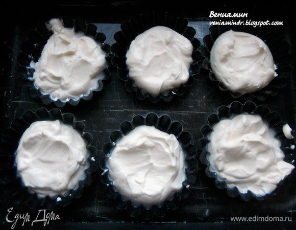 Форму или формочки заполнить кремом, поставить в форму бОльшего размера, в которую налить немного воды. Подобную водяную баню отправить в предварительно разогретую духовку, минут на 45+-. Текстура настоящего чизкейка вряд ли получится, но зато сыр станет плотнее, да и интереснее на вкус. Остудить, после чего выдержать в холодильнике час-два. ***Из такого количества получается слишком большое для двух порций количество, можно сократить в два раза!*** 