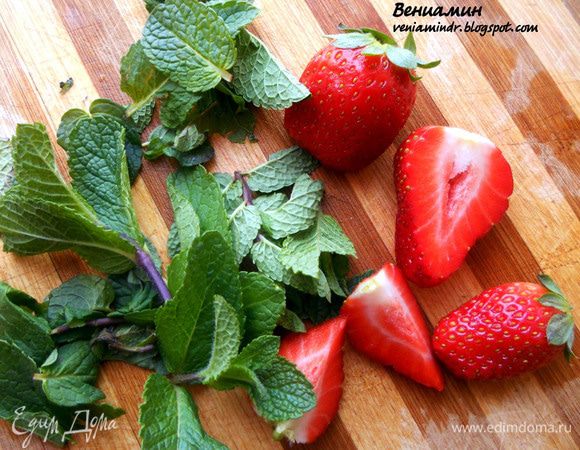 Для дрессинга оставшуюся клубнику и листики мяты измельчить. 