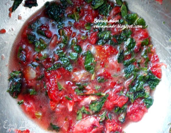 Можно просто подавить, оставив крупные куски, можно в блендере, до однородности. Добавить игристое вино или оливковое масло, размешать. ***Сначала решил использовать масло, а то вино за неделю надоело, а потом подумал - пятница ведь...:)***