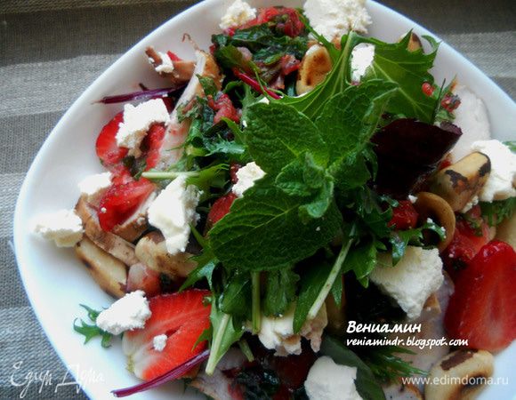 Салат разложить по тарелкам, поверх выложить кусочки грудинки, орехи. Оформить кусочками "чизкейка" (с помощью десертной ложки) и дрессингом!   