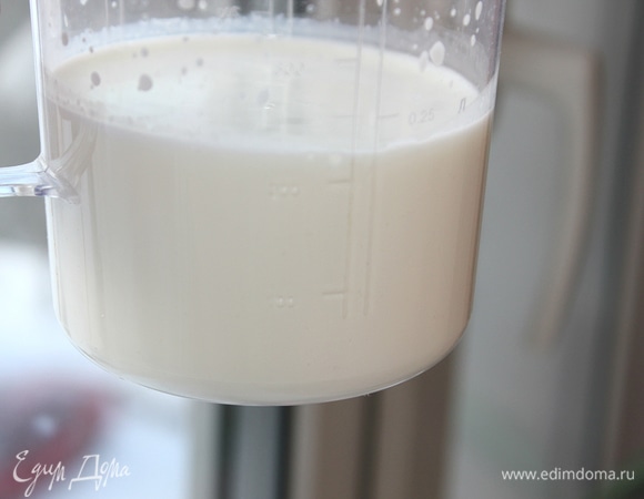 Яйца взбить венчиком, добавить сливки.