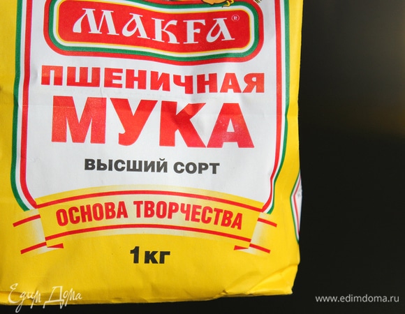 Муку надо просеять прямо в миску, добавлять постепенно по 2 столовые ложки. Постоянно помешивая, чтобы не образовались комочки. Перемешать, затем снова добавить 2 столовые ложки просеянной муки. У меня вышло 7 столовых ложек с горкой.