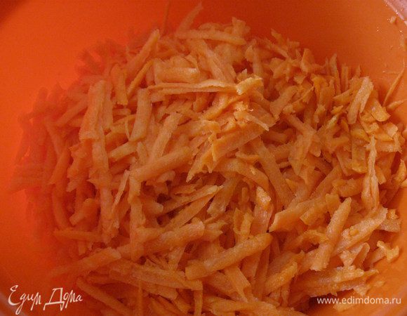 Натираем морковь на терке.