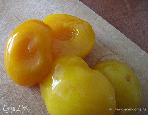 Достаем консервированные фрукты из сиропа, 