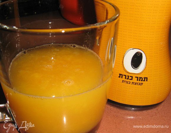 Выжимаем апельсиновый сок, добавляем мед, хорошенько перемешиваем, выливаем в морковную массу.