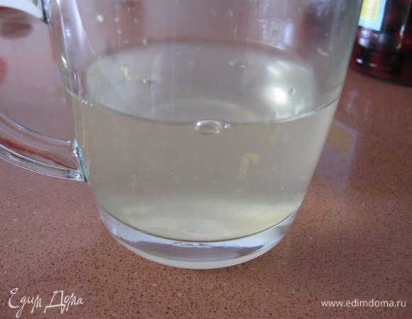 Добавляем 1/3-1/2 стакана  оставшегося сиропа от фруктов, хорошенько перемешиваем.