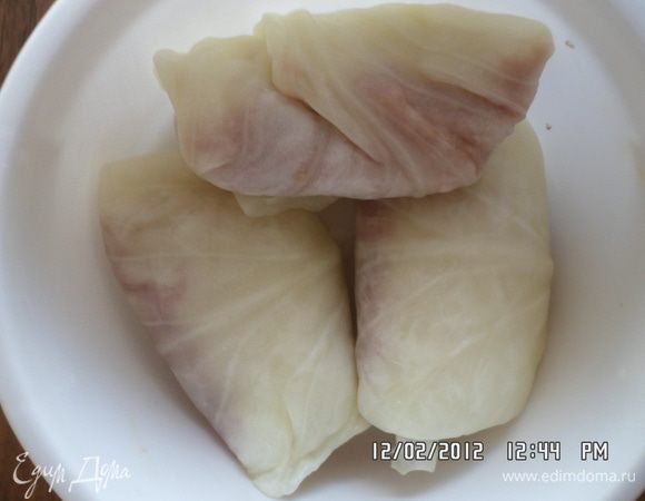 На каждый капустный лист положить подготовленный фарш и свернуть лист с фаршем конвертом.