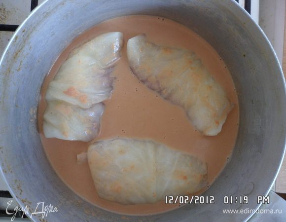 Приготовить соус:
Томатную пасту соединить с майонезом и бульоном, и залить этой смесью голубцы так, чтобы жидкость чуть покрывала их. Немного посолить и поперчить и тушить голубцы 30-40 мин.
