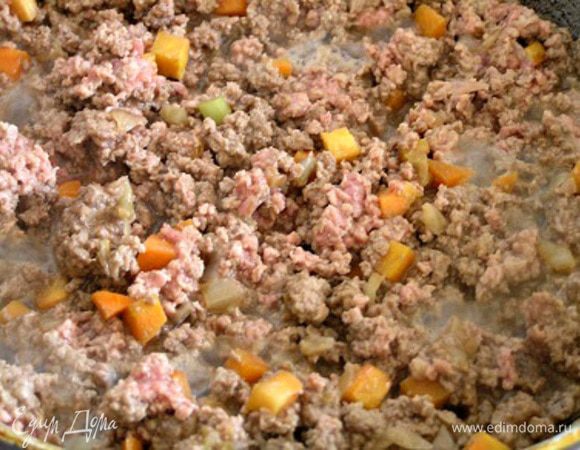 Затем выложить в сковороду фарш, слегка прожарить, влить вино и разведенную в небольшом количестве воды томатную пасту. Щедро посолить и поперчить. Тушить на медленном огне около 40 минут. Через 20 минут от начала тушения добавить сливки.