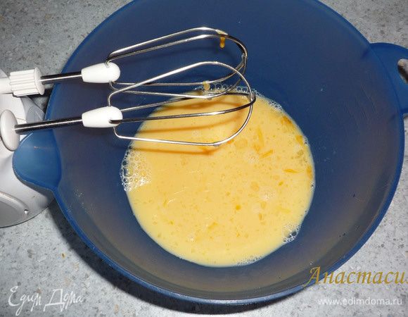 Подогреть молоко. Яйца, сахар, соль, 250 мл молоко перемешиваем миксером. 