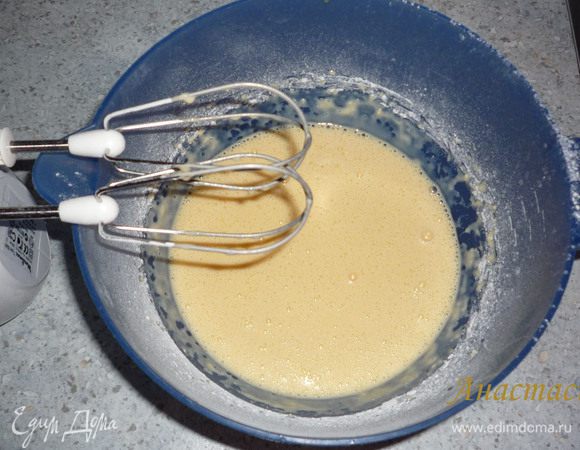 Просеиваем в тесто муку и снова перемешиваем до однородной консистенции. Добавляем оставшееся молоко и растительное масло. Оставить тесто минут на 15 при  комнатной температуре.