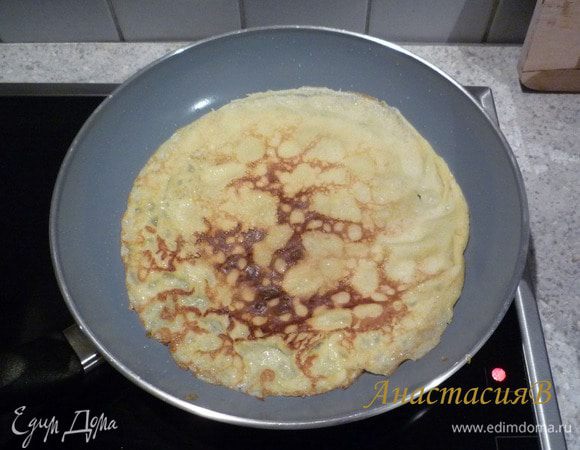 Блинчики обжариваем на хорошо разогретой сковороде в небольшом кол-ве растит. масла до золотистого цвета. 